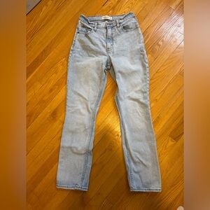 Abercrombie curve love 90´s slim straight light wash jeans.